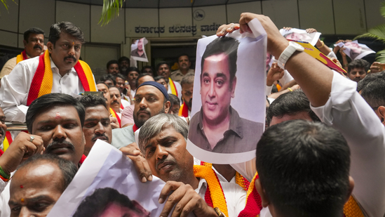Members of Kannada Raksha Vedike stage a protest against actor Kamal Haasan for his remarks on the Kannada language, in Bengaluru, Thursday, May 29.(PTI) Members of Kannada Raksha Vedike stage a protest against actor Kamal Haasan for his remarks on the Kannada language, in Bengaluru, Thursday, May 29.(PTI)