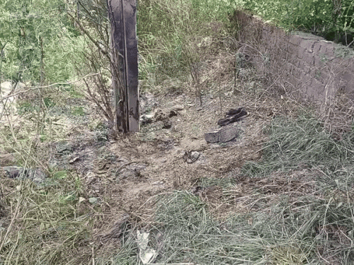 धमाके की जगह घायल के बिखरे जूते व सामान।