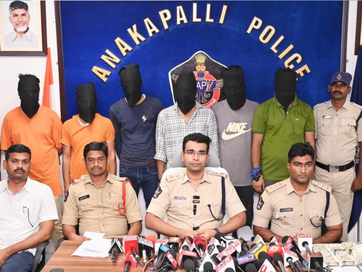 पुलिस ने बताया कि फेक कॉल सेंटर कॉल के 33 सदस्यों को गिरप्तार किया गया है। इनमें दो मास्टर माइंड भी शामिल हैं। - Dainik Bhaskar