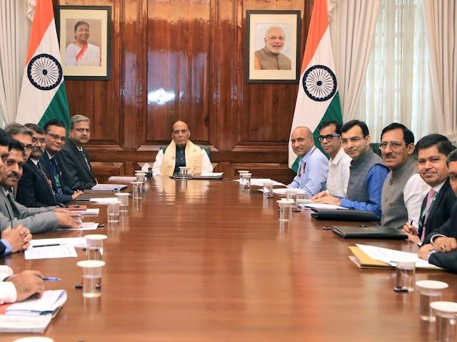 ऑपरेशन सिंदूर ने दिखाई आत्मनिर्भर भारत की ताकत, रक्षामंत्री ने DPSU की तारीफ ऑपरेशन सिंदूर ने दिखाई आत्मनिर्भर भारत की ताकत, रक्षामंत्री ने DPSU की तारीफ