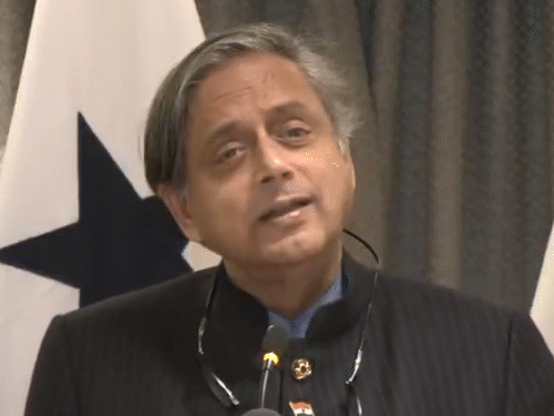 शशि थरूर ने मंगलवार को पनामा में 2016 के उरी सर्जिकल स्ट्राइक, 2019 के बालाकोट एयर स्ट्राइक और ऑपरेशन सिंदूर को लेकर केंद्र सरकार की तारीफ की थी। - Dainik Bhaskar