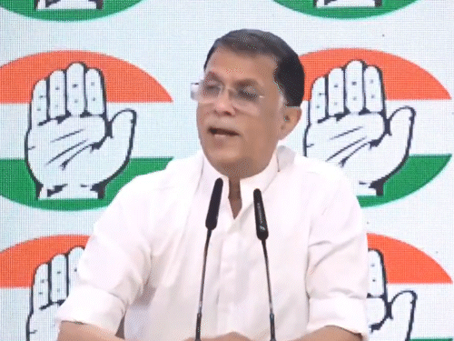 कांग्रेस प्रवक्ता पवन खेड़ा ने मंगलवार को दिल्ली में एक प्रेस कॉन्फ्रेंस के दौरान प्रधानमंत्री नरेंद्र मोदी से कई सवाल किए। - Dainik Bhaskar