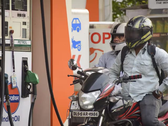 क्रूड फिर 65 डॉलर के पार, कई शहरों में बढ़ गए पेट्रोल-डीजल के रेट क्रूड फिर 65 डॉलर के पार, कई शहरों में बढ़ गए पेट्रोल-डीजल के रेट