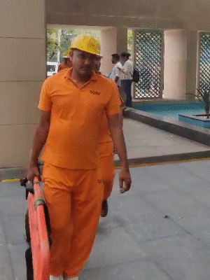 हॉलिडे-इन होटल से आनन-फानन में सभी को बाहर निकाला गया। इसके बाद हर कमरे की जांच शुरू की गई है।