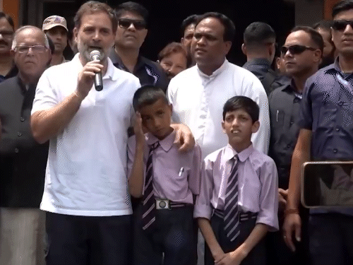 राहुल ने स्कूली बच्चों से कहा कि खूब पढ़ें, खूब खेलें और दोस्त बनाएं।
