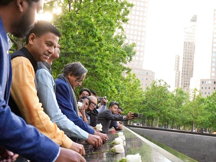 शशि थरूर और उनके डेलिगेशन में शामिल नेता न्यूयॉर्क स्थित 9/11 मेमोरियल पहुंचे और आतंकी हमले में मारे गए लोगों को श्रद्धांजलि दी। - Dainik Bhaskar