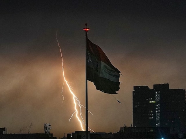 दिल्ली की ओर बढ़ रहा तूफान, 100 KM की रफ्तार से चलेंगी हवाएं दिल्ली की ओर बढ़ रहा तूफान, 100 KM की रफ्तार से चलेंगी हवाएं