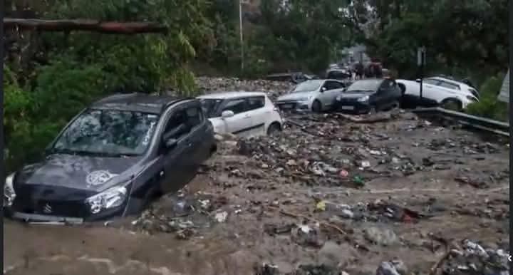 हिमाचल प्रदेश के कुल्लू में तेज बारिश और बादल फटने की घटना के बाद कई वाहन क्षतिग्रस्त हुए।