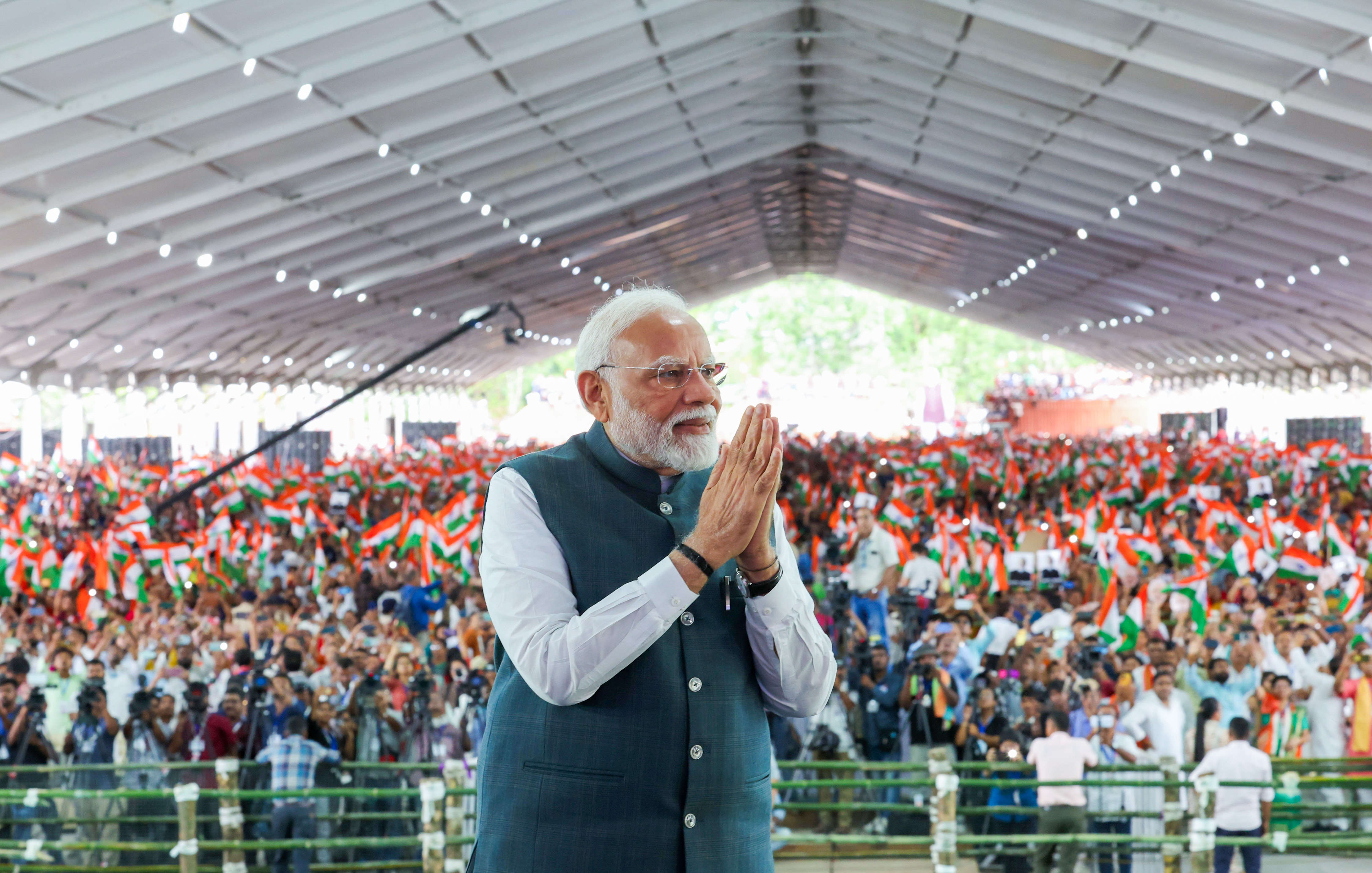 पीएम मोदी ने गुरुवार को पश्चिम बंगाल के अलीपुरद्वार में कहा कि बंगाल टाइगर की धरती से 140 करोड़ भारतीयों का ऐलान है कि ऑपरेशन सिंदूर अभी खत्म नहीं हुआ है।