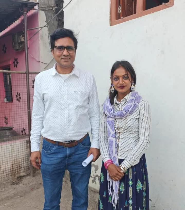 मोनालिसा के महाकुंभ छोड़ने के बाद सनोज मिश्रा फिल्म का ऑफर लेकर उसके घर पहुंचे थे।