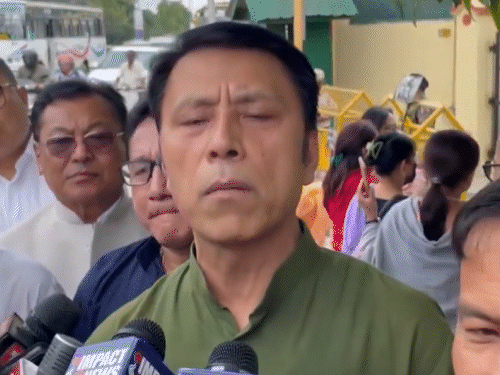 राज्यपाल से मुलाकात के बाद भाजपा विधायक थोकचोम राधेश्याम ने कहा- कांग्रेस को छोड़कर 44 विधायक मणिपुर में सरकार बनाने के लिए तैयार हैं। - Dainik Bhaskar