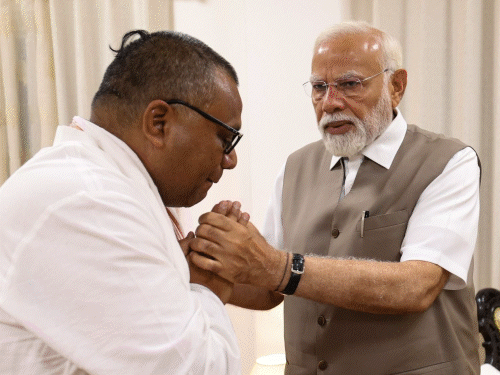 पीएम मोदी के सामने हाथ जोड़े संजय द्विवेदी हैं। 22 अप्रैल को इनके बेटे शुभम द्विवेदी को पहलगाम में आतंकियों ने गोली मार दी थी। - Dainik Bhaskar