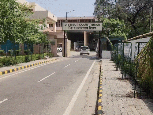 ज्योति को पुलिस ने फिल्मी स्टाइल में कोर्ट में पेश किया। कोर्ट से निकालने के लिए काले शीशों वाली स्कॉर्पियो मंगाई गई। फिर मेन गेट बंद कर उसमें बिठाकर पुलिस उसे ले गई।