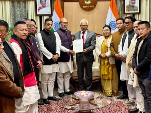 फोटो 9 फरवरी 2025 की है। एन बीरेन सिंह मणिपुर के गवर्नर अजय कुमार भल्ला से मिलने पहुंचे थे। भाजपा नॉर्थ ईस्ट कोऑर्डिनेटर संबित पात्रा और मंत्रिमंडल के सदस्य मौजूद थे।।