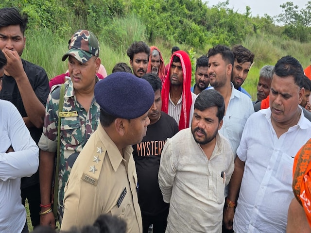 वीभत्स कांड: गैंगरेप के बाद ईंट से चेहरा कूचा, तेजाब डालकर जलाया और मार डाला वीभत्स कांड: गैंगरेप के बाद ईंट से चेहरा कूचा, तेजाब डालकर जलाया और मार डाला