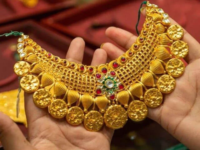 शादी में मिले सोने पर कैसे लगेगा टैक्स, गिफ्ट लेने से पहले जान लीजिए नियम शादी में मिले सोने पर कैसे लगेगा टैक्स, गिफ्ट लेने से पहले जान लीजिए नियम
