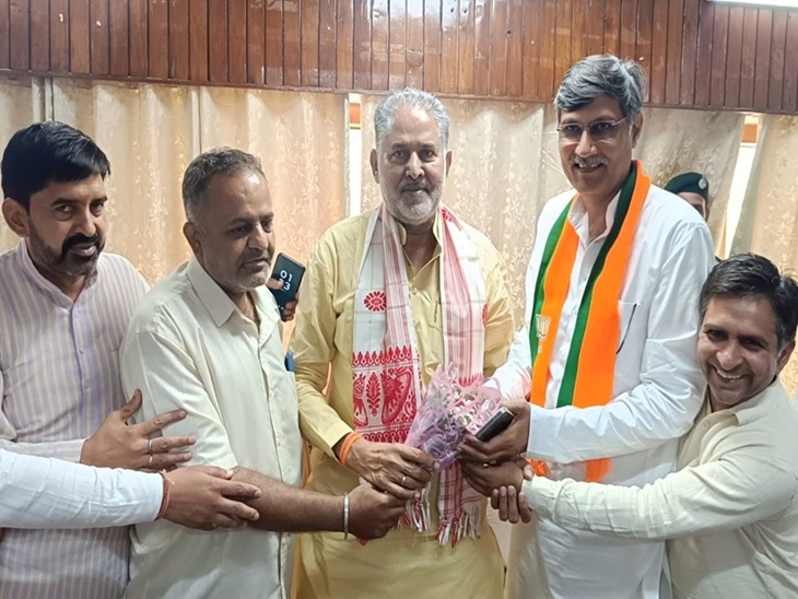 भिवानी पहुंचे पूर्व शिक्षा मंत्री प्रोफेसर रामबिलास शर्मा का स्वागत करते हुए।