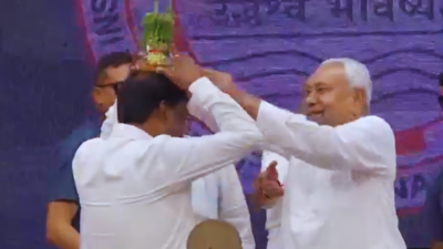‘Plant on the head’: Nitish Kumar’s quirky gesture at Patna event sparks laughter, stir