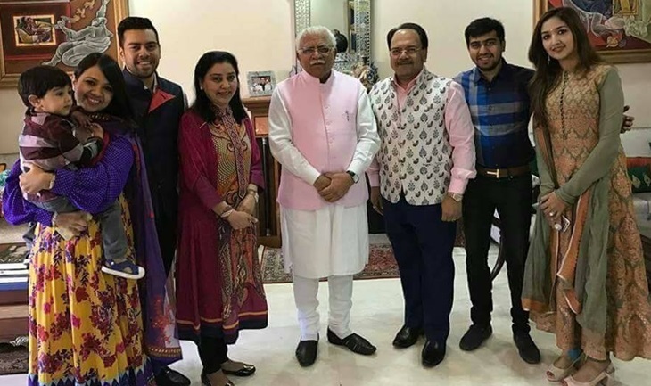 हरियाणा के पूर्व सीएम और केंद्रीय मंत्री मनोहर लाल खट्टर के साथ शम्मी बंसल और उनका पूरा परिवार।
