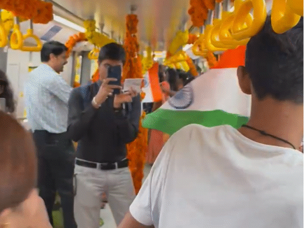 मेट्रो में पहली राइड को लोगों ने कैमरों में कैद किया।