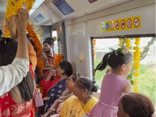 मेट्रो में बुजुर्ग महिलाओं से लेकर बच्चियां भी नजर आईं।
