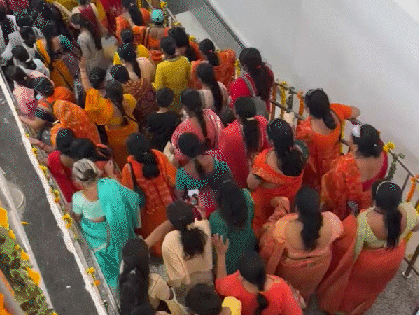 मेट्रो की फर्स्ट राइड के बाद स्टेशन पर महिलाओं की भीड़ नजर आई।