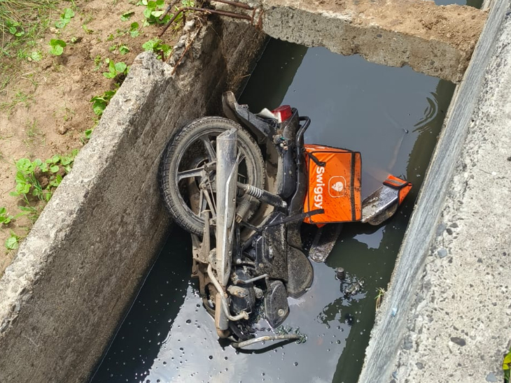 नाले में पड़ी हुई बाइक।