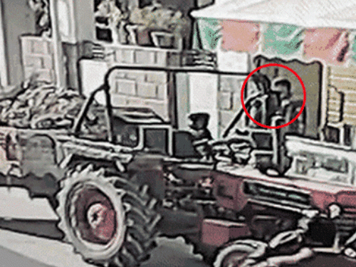 राजू ठेहट की घर के बाहर ही गोली मारकर हत्या कर दी गई थी।