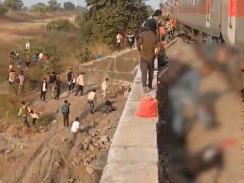 जनवरी में पुष्पक एक्सप्रेस में आग लगने से अफवाह से यात्री ट्रेन से कूद गए थे।