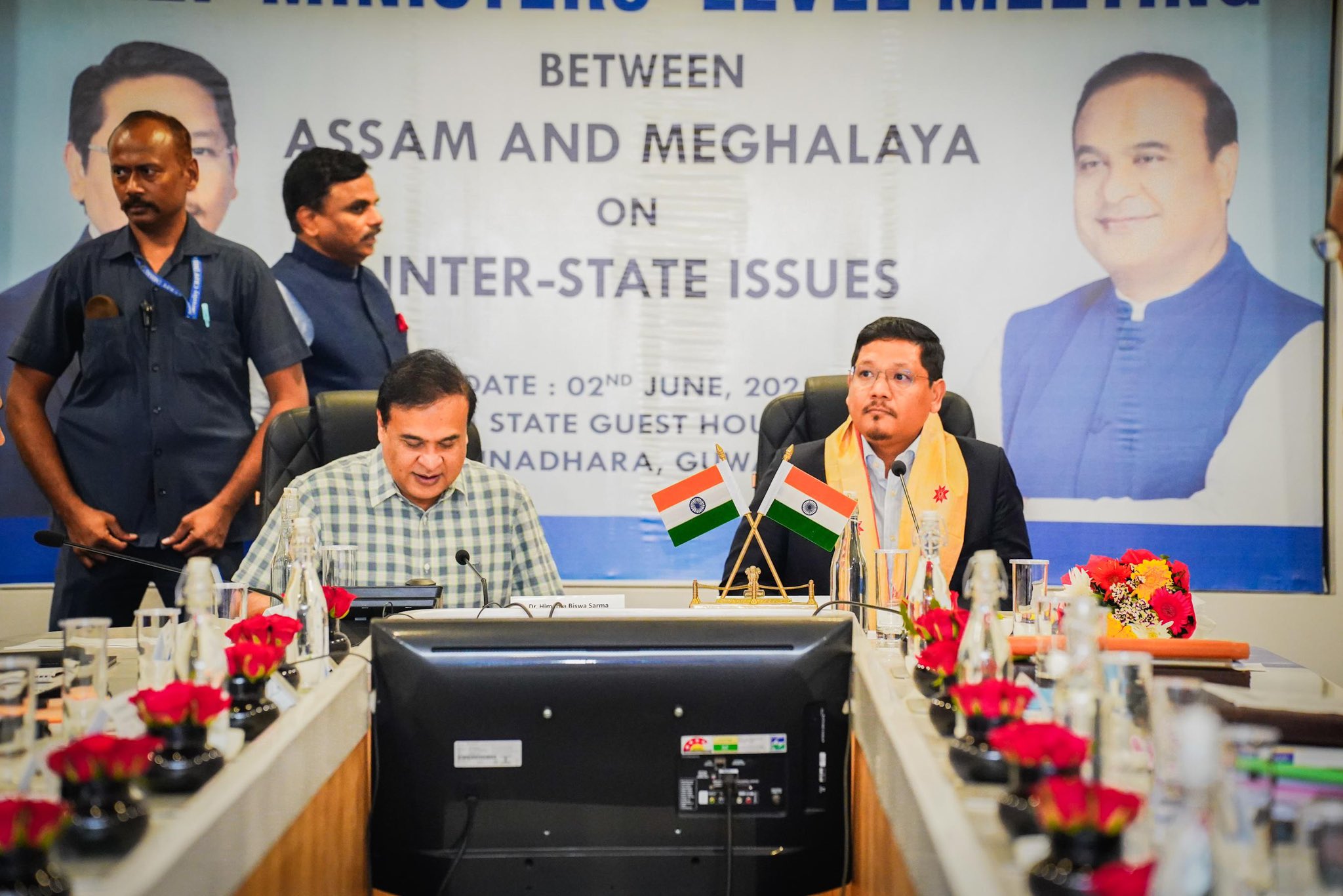 हिमंत बिस्व सरमा और कोनराड संगमा की बैठक की तस्वीर।