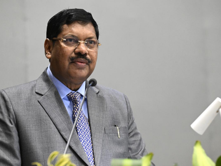 एक लीगल न्यूज पोर्टल के सवाल का जवाब देते हुए गवई ने कहा कि, कई बार, आप (कोर्ट) सीमाओं को पार करने की कोशिश करते हैं। - Dainik Bhaskar