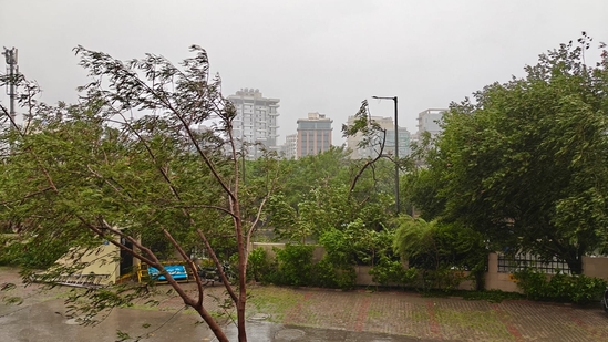 Dust storms hit parts of Delhi and adjoining Noida, Gurugram on Sunday evening(HT) Dust storms hit parts of Delhi and adjoining Noida, Gurugram on Sunday evening(HT)