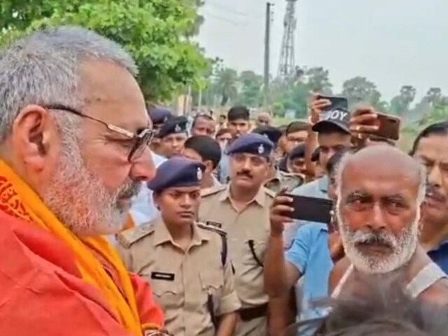ऐसे थाना प्रभारी को डूबकर मर जाना चाहिये...पुलिसवालों पर बरसे गिरिराज सिंह ऐसे थाना प्रभारी को डूबकर मर जाना चाहिये...पुलिसवालों पर बरसे गिरिराज सिंह