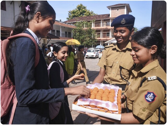 न रिजल्ट आया, न जॉब... फिर सबको मिठाई क्यों बांट रही केरल की 'स्टूडेंट पुलिस' न रिजल्ट आया, न जॉब... फिर सबको मिठाई क्यों बांट रही केरल की 'स्टूडेंट पुलिस'