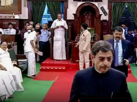 तमिलनाडु विधानसभा से वॉकओवर करते राज्यपाल आरएन रवि।