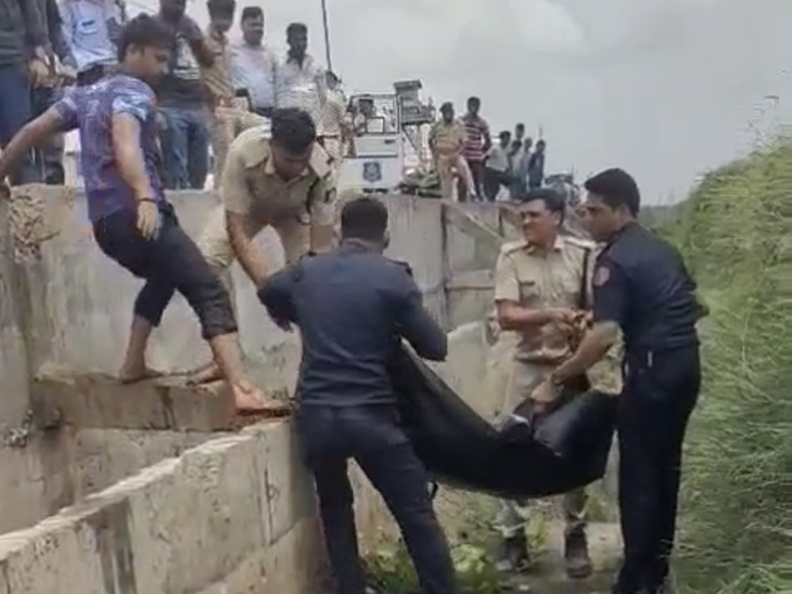 सुबह स्थानीय लोगों ने नाले में शव देखा और पुलिस को फोन किया।