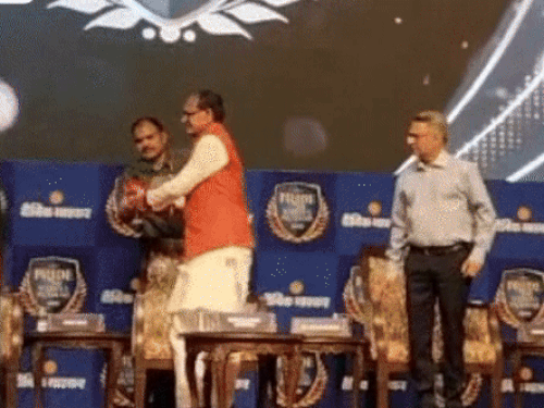 लिबर्टी परिवार के साथ मौजूद केंद्रीय मंत्री शिवराज सिंह चौहान।