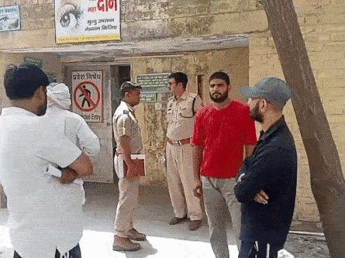 ये तस्वीर 31 मई की है, लाल टी-शर्ट में खड़ा लड़का मृतक का बेटा मोहित है। तस्वीर पोस्टमॉर्टम हाउस के बाहर की है।